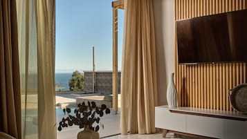Villa de lujo, 2 habitaciones, alberca privada, vista al océano | Área de sala de estar | Smart TV de 55 pulgadas con canales digitales y Netflix