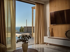 Luxury-Villa, 2 Schlafzimmer, eigener Pool, Meerblick | Wohnbereich | 55-Zoll-Smart-TV mit Digitalempfang, Netflix, Streaming-Dienste