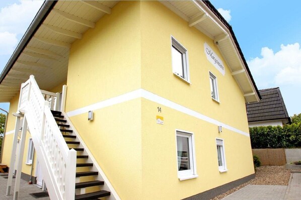 Stylish building with a charming entrance and a sign reading Morgenstuben.