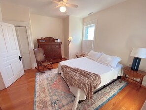 2 chambres, fer et planche à repasser, lit de bébé portatif