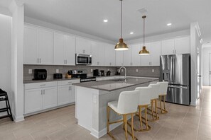 Een koelkast, een magnetron, een oven, een kookplaat