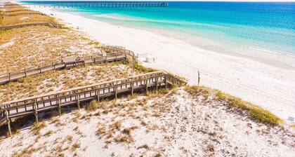 Cozy Beachside Townhouse: Chairs & Towels included, Heated Pool and Easy Parking