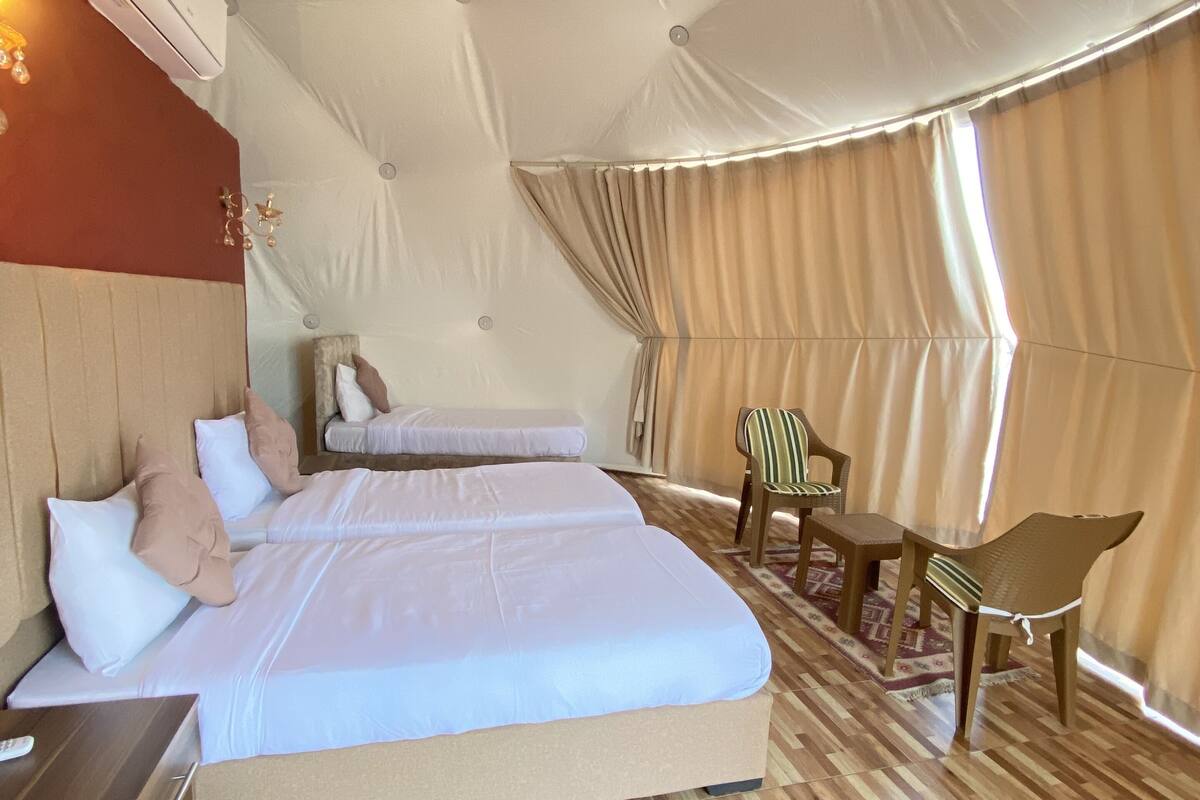 Quarto triplo superluxo | Roupas de cama premium, edredons de pluma, camas com colchões pillow-top