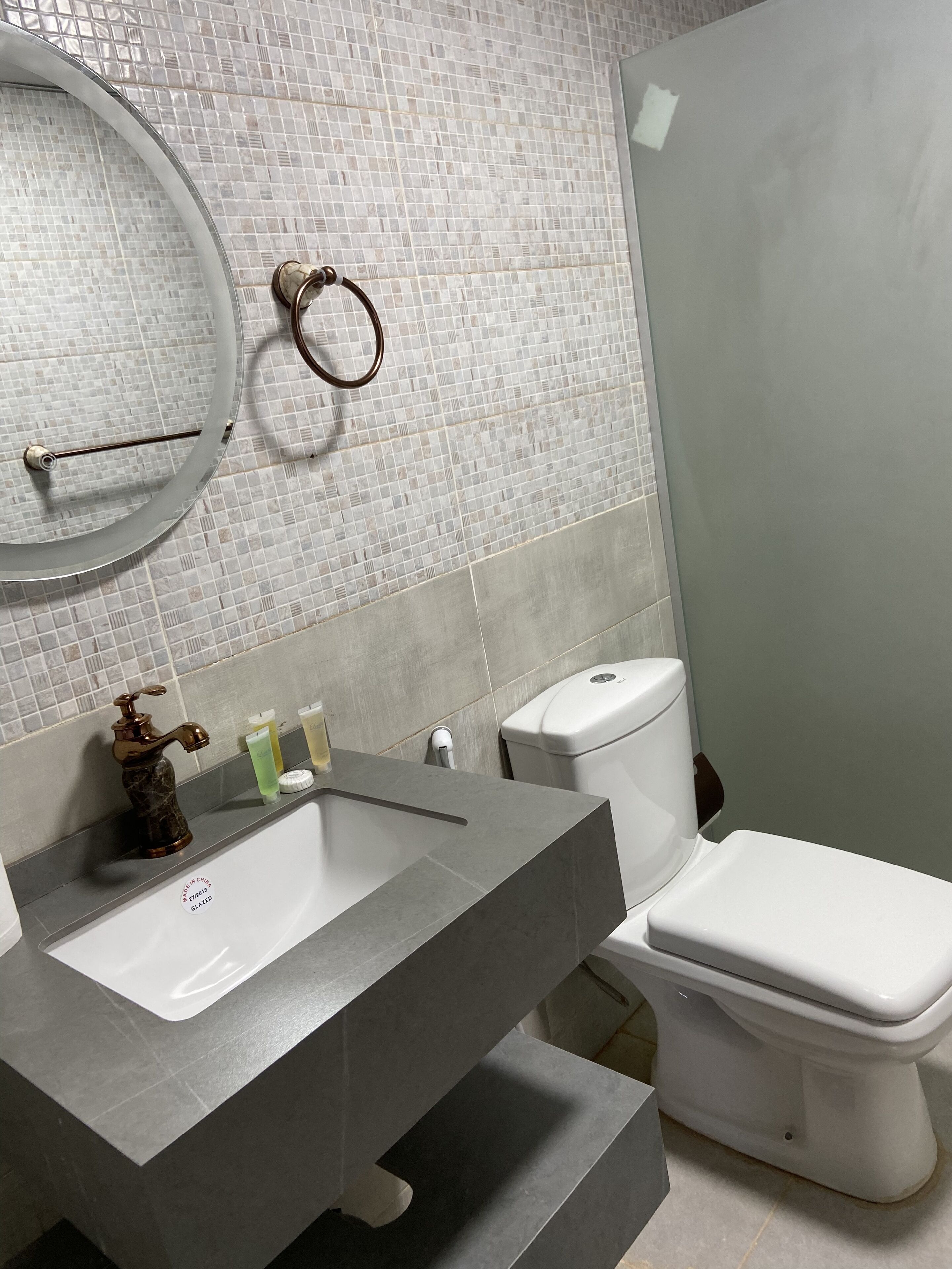 按摩浴缸、大花洒淋浴喷头、吹风机、坐浴桶