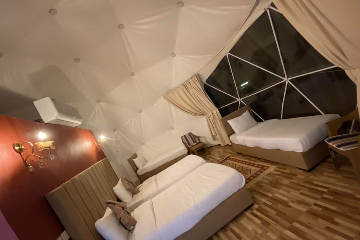 Quarto quádruplo superluxo | Roupas de cama premium, edredons de pluma, camas com colchões pillow-top