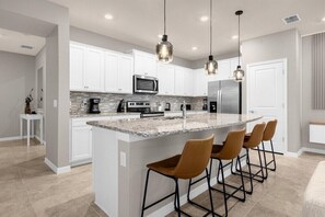 Kylskåp, mikrovågsugn, ugn och spishäll