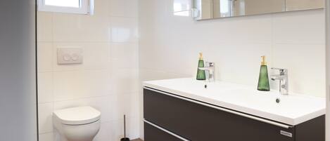 吹风机、毛巾、肥皂、卫生纸