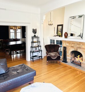 Fireplace - Beautifully decorated 3-bedroom home with backyard in the heart of Noe Valley! (San Francisco)
