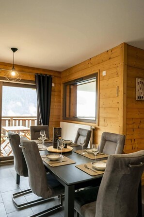Dining - Wifi, 1st floor, terrace, fireplace or stove, parking, tv, ski locker, 100m², Châtel (Châtel)