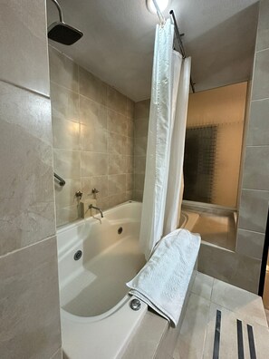 Amenidades de baño gratuitas, secadora de cabello, toallas
