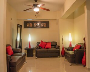 Habitación Matrimonial con Hidromasaje | Living area | 50-inch flat-screen TV with digital channels, streaming services - Hotel Zapotlan (Zapotlán el Grande)