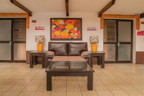50-inch flat-screen TV with digital channels, streaming services - Hotel Zapotlan (Zapotlán el Grande)