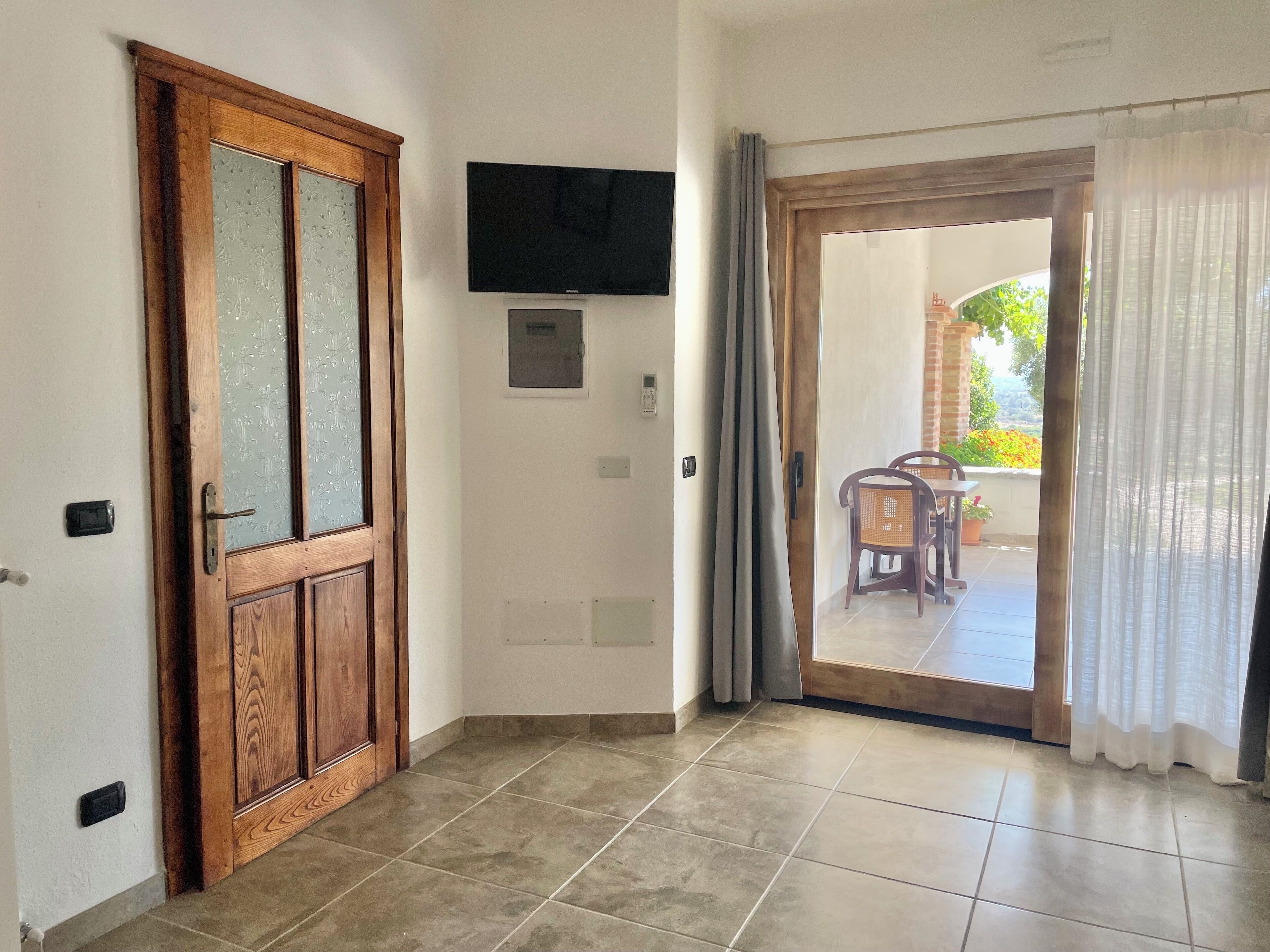 Chambre Double Confort, 1 grand lit, douche accessible en fauteuil roulant, vue partielle sur la mer | Draps italiens Frette, literie de qualité supérieure