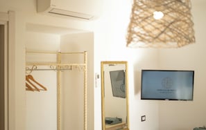 Quarto casal luxo, 1 cama Queen, ar-condicionado, vista para o mar | Lençóis italianos Frette, roupas de cama premium, camas Select Comfort