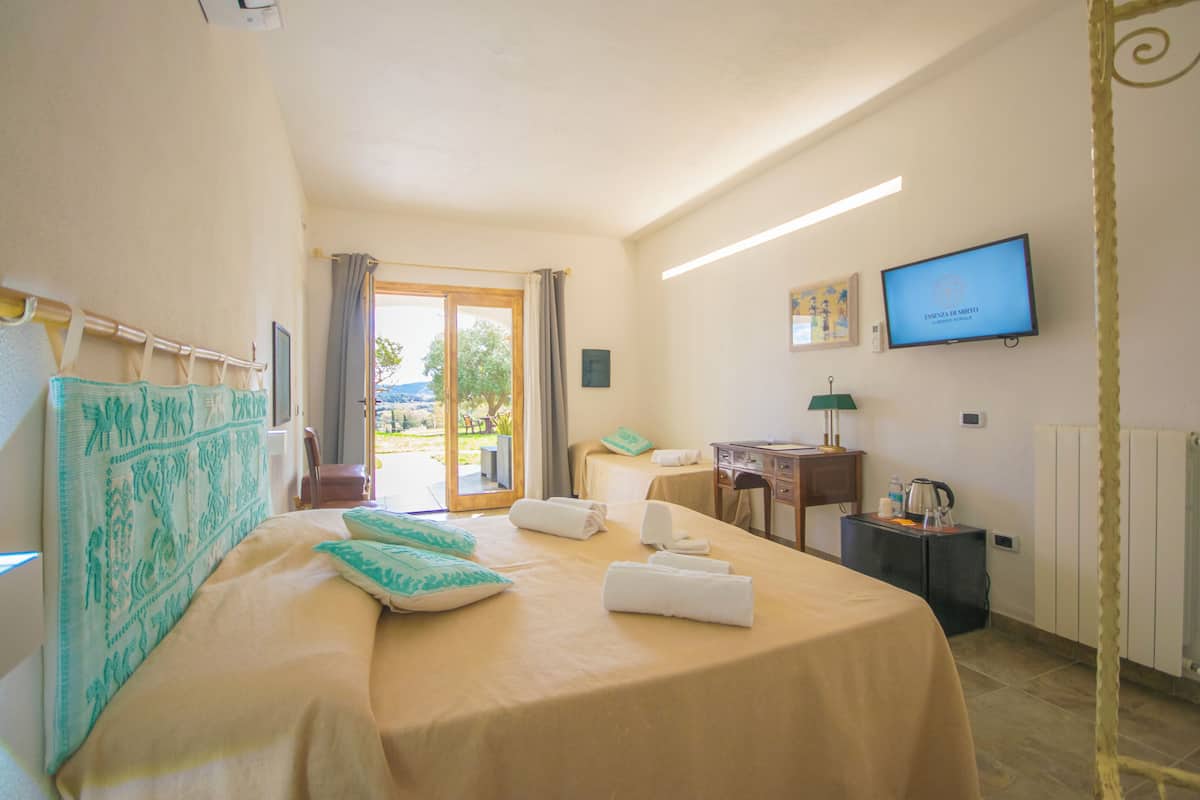 Deluxe driepersoonskamer, gedeeltelijk uitzicht op zee | Italiaanse Frette-lakens, luxe beddengoed, Select Comfort-bedden