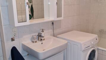 Handtücher, Seife, Shampoo, Toilettenpapier