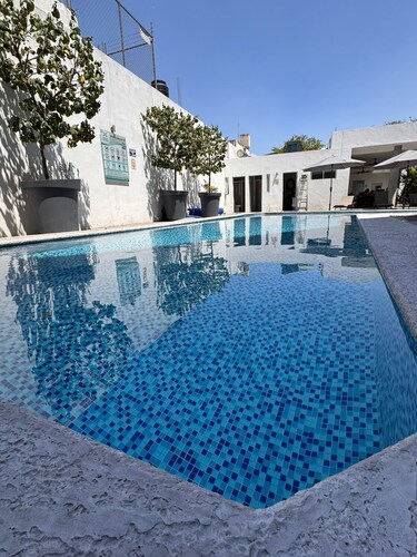 Modern apt w/ A/C & pool in downtown GDL