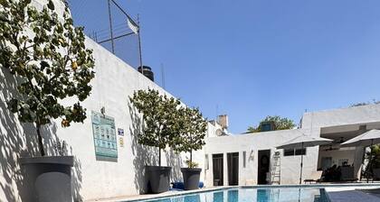 Modern apt w/ A/C & pool in downtown GDL