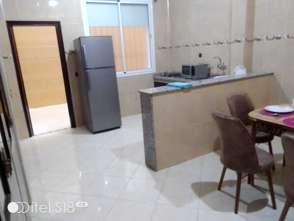 Fridge, microwave, stovetop, coffee/tea maker - Appartement a Loue Ait Melloul Ideal Pour les Familles (Ait Melloul)