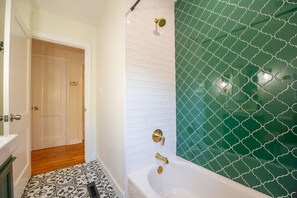 Hair dryer, towels - Midtown Cottage - Central Location! 😍 (Duplex) (Tallahassee)