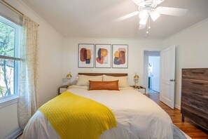 2 soverom, skrivebord, strykejern/-brett og reiseseng for barn