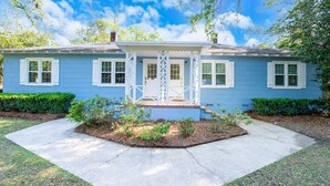 A single-story house with a front porch, a small garden, and a clear blue sky. - Midtown Cottage - Central Location! 😍 (Duplex) (Tallahassee)