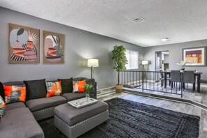 Smart TV, fireplace, books - Beautiful pool home near strip (Henderson)