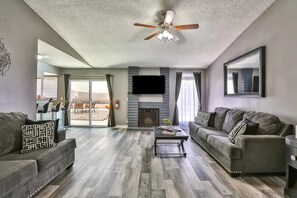 Smart TV, fireplace, books - Beautiful pool home near strip (Henderson)