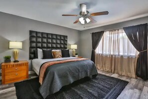 3 bedrooms, iron/ironing board, travel crib, free WiFi - Beautiful pool home near strip (Henderson)