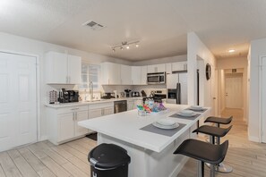 Microwave, stovetop, dishwasher - Beautiful pool home near the strip (Las Vegas)