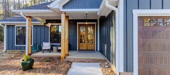 Lake Tillery Retreat. Walk to Marina.