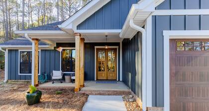 Lake Tillery Retreat. Walk to Marina.