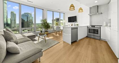 2 BR Downtown Oasis, AC & stunning views
