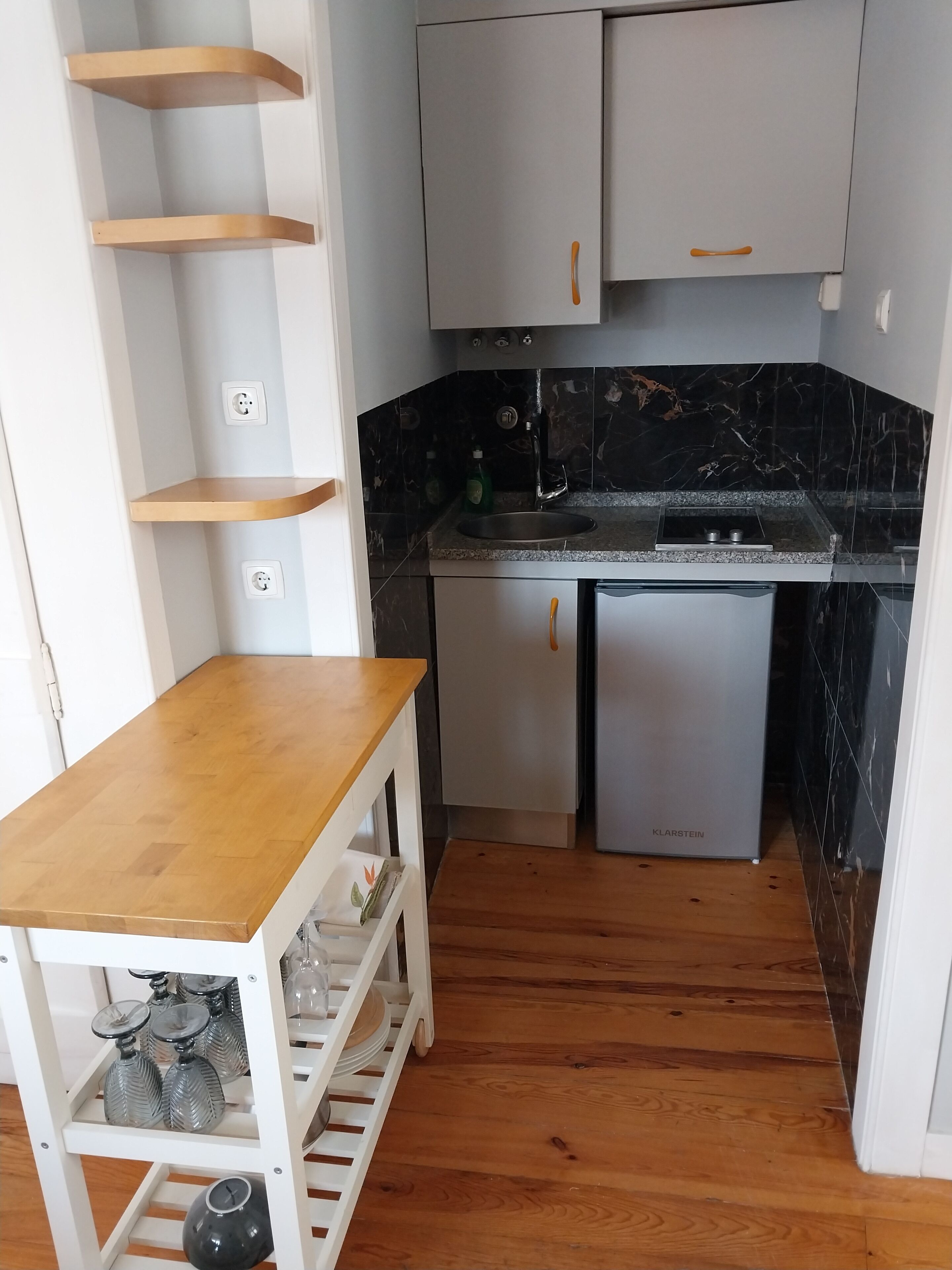 Fridge, stovetop, coffee/tea maker, toaster