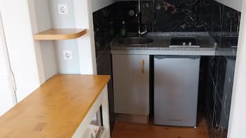 Køleskab, kogeplade, kaffe-/temaskine, brødrister