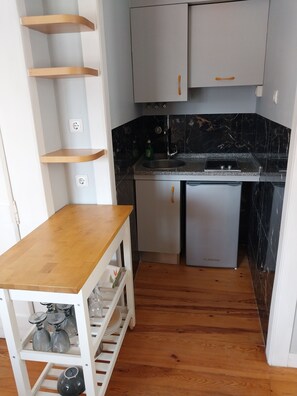 Jääkaappi, liesi, kahvin-/teenkeitin, leivänpaahdin