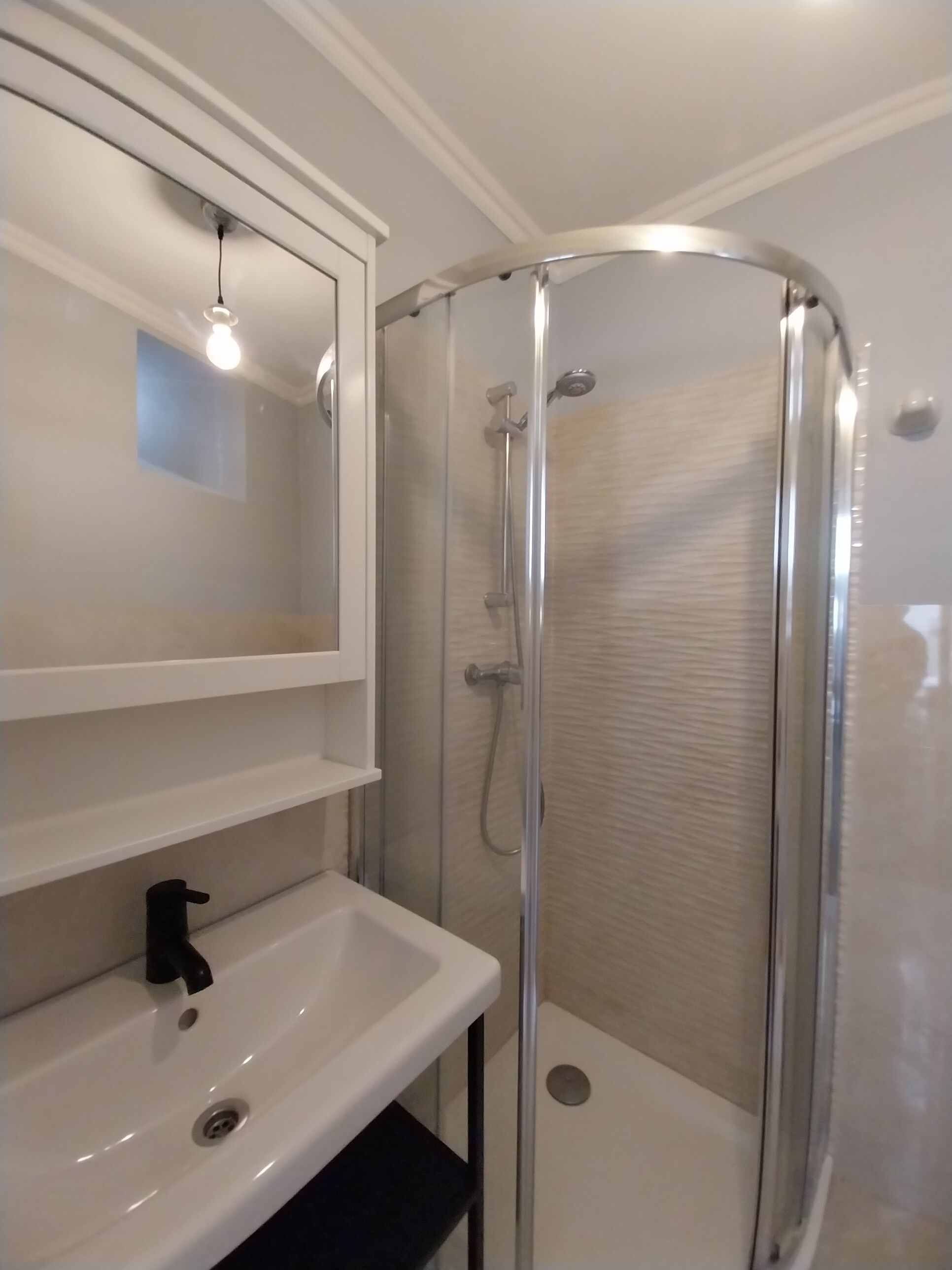 Een douche, een haardroger, handdoeken, zeep