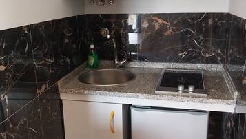 Een koelkast, een kookplaat, een koffiezetapparaat/waterkoker