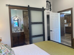 2 soverom, skrivebord, wi-fi (inkludert) og sengetøy