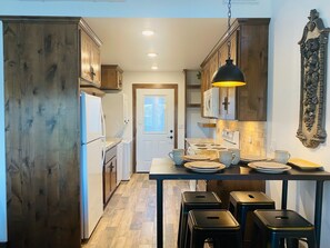 Kjøleskap, mikrobølgeovn, ovn og kokeplater