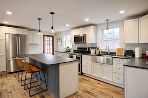 Kühlschrank, Mikrowelle, Ofen, Herdplatte