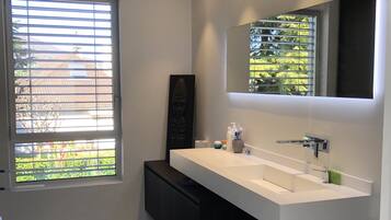 Douche, sĂšche-cheveux, serviettes fournies