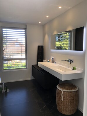 Douche, sèche-cheveux, serviettes fournies