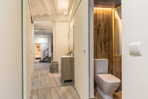 Douche, serviettes fournies, savon, papier de toilette