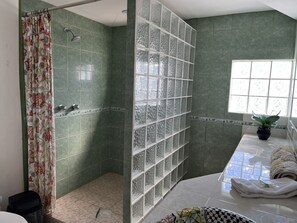 Hårtork, handdukar, tvål och schampo