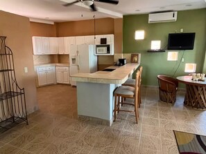 Køleskab, mikrobølgeovn, ovn, kogeplade