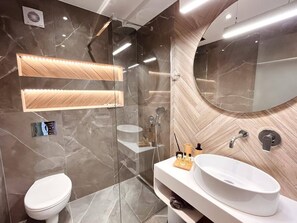 Douche, sèche-cheveux, serviettes fournies, savon