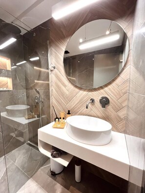 Dusche, Haartrockner, Handtücher, Seife