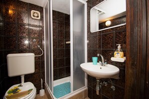 Regadera, secadora de cabello, toallas 