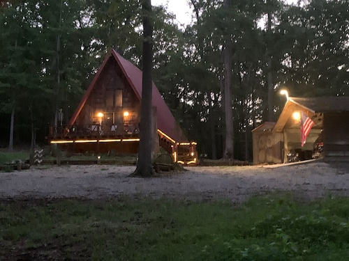 2 wooded acres, 2 king beds & 1 full bed, fire pit & plenty of parking! 